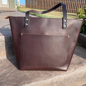 Grizzly Medium Zip Tote
